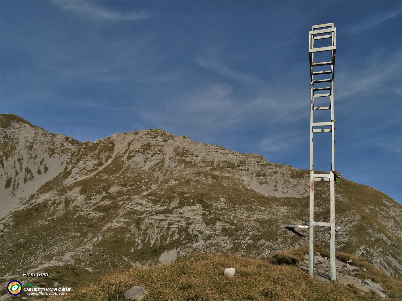 68 Croce di Zorzone (2050 m) con vista in Cima Menna (2300 m).JPG